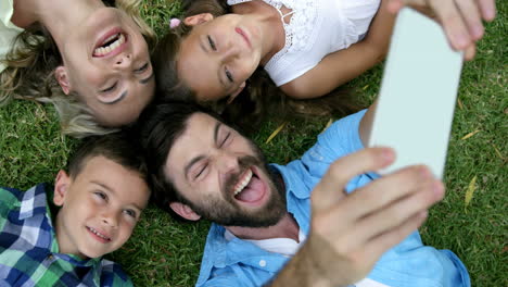 Glückliche-Familie,-Die-Ein-Selfie-Macht