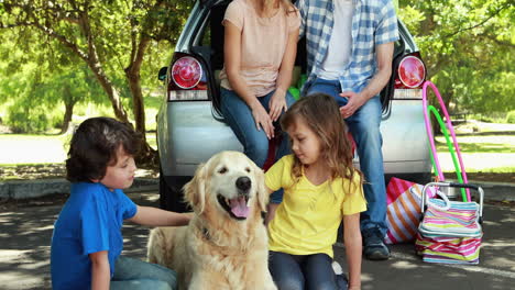 Familie-Mit-Hund-Neben-Dem-Auto