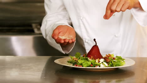 Chef-Decorando-Un-Plato