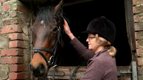 -Hübsche-Frau-Umarmt-Ihr-Pferd