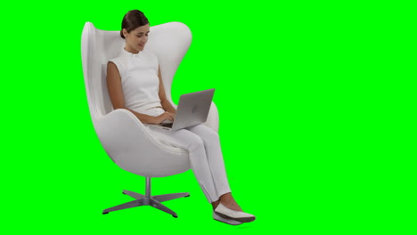 Una-Mujer-Sentada-Y-Usando-Una-Computadora-Portátil