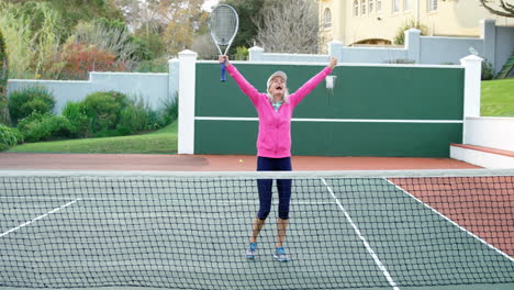 Mujer-Mayor-Animando-En-La-Cancha-De-Tenis-4k