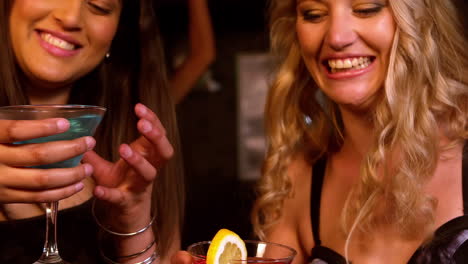 Nette-Freunde-Trinken-Cocktails-Auf-Einer-Party