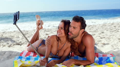 Pareja-Feliz-Tomando-Selfie