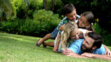 Familia-Feliz-Posando-Juntos