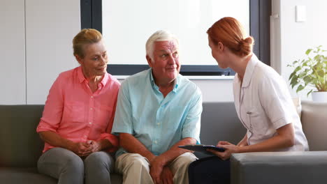 Krankenschwester-Diskutiert-Mit-Ihren-älteren-Patienten