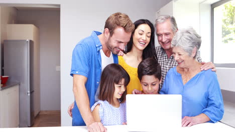 Familia-Feliz-Haciendo-Video-Chat-En-Una-Computadora-Portátil