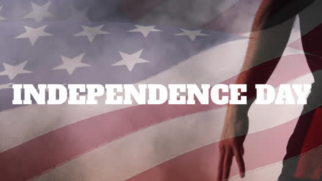 Animation-Des-Textes-Zum-Unabhängigkeitstag-Und-Der-Amerikanischen-Flagge-über-Einem-Kaukasischen-Mann,-Der-Basketball-Dribbelt