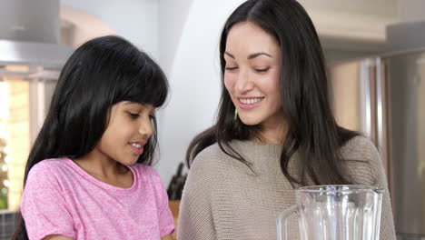 Madre-E-Hija-Haciendo-Batidos-