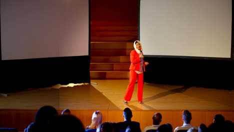 Mujer-De-Negocios-Caucásica-Madura-Hijab-Hablando-En-Seminario-De-Negocios-En-El-Auditorio-4k