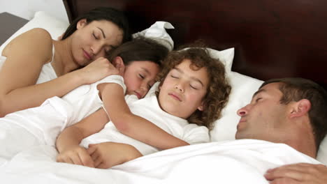 Family-sleeping-in-the-same-bed