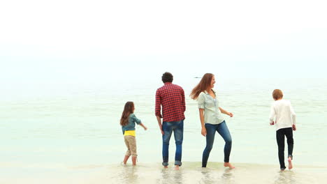 Familia-Mirando-La-Playa