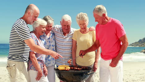 ältere-Freunde-Beim-Grillen