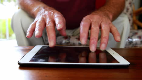 Nahaufnahme-Der-Hände-Mit-Tablet-PC