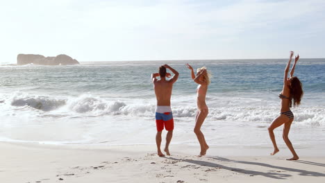 Glückliche-Freunde-Springen-Am-Strand