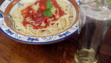 Mesa-Puesta-Para-Cenar-Con-Espaguetis-Y-Ensalada