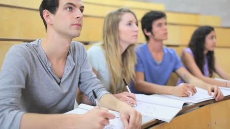 Estudiantes-Serios-Escuchando-A-Un-Profesor