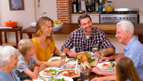 Linda-Familia-Teniendo-Una-Agradable-Cena-En-Casa