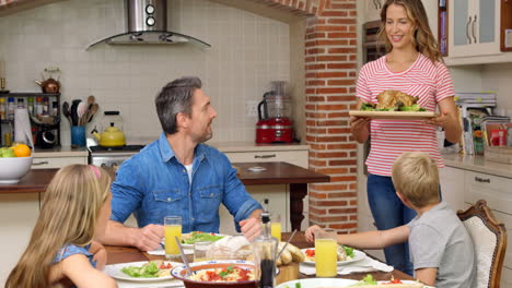 Familie-Beim-Gemeinsamen-Abendessen-In-Der-Küche