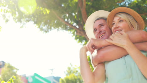 Pareja-Sonriente-Abrazándose