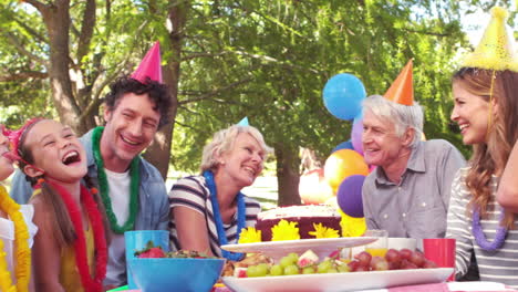 -Familia-Feliz-Celebrando-Un-Cumpleaños