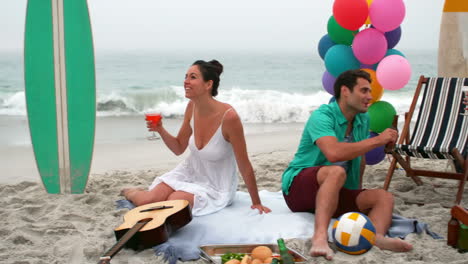 Lächelnde-Freunde-Treffen-Am-Strand