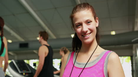 Entrenadora-Sonriendo-A-La-Cámara