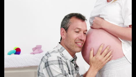 Mann-Hört-Bauch-Seiner-Schwangeren-Frau