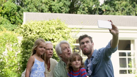 Mehrgenerationenfamilie-Die-Ein-Lustiges-Foto-Macht