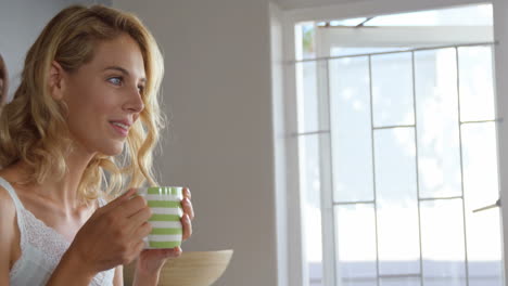 Linda-Rubia-Tomando-Café-En-La-Cocina