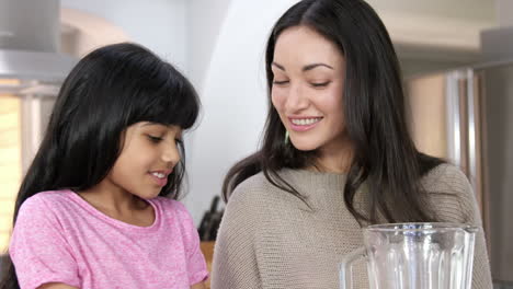 Mutter-Und-Tochter-Die-Obst-In-Der-Küche-Kochen