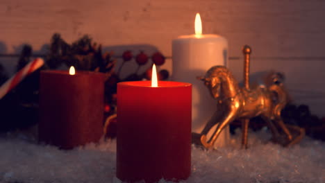 Blick-Auf-Große-Kerzen,-Die-Neben-Weihnachtsdekorationen-Brennen