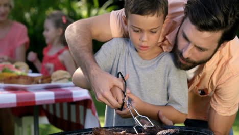 Nahaufnahme-Eines-Vaters,-Der-Seinem-Sohn-Das-Grillen-Beibringt