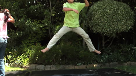 Hermanos-Felices-Saltando-En-Trampolín