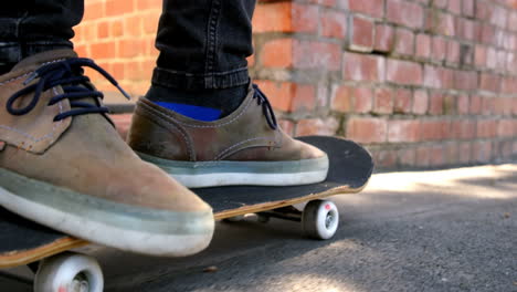 Hombre-Skate-En-La-Calle