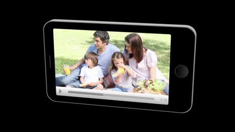 Smartphone-Mostrando-Familias-Relajándose