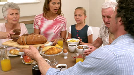 Mehrgenerationenfamilie-Beim-Frühstück