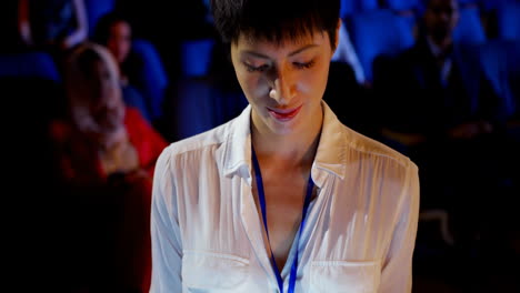 Junge-Asiatische-Geschäftsfrau-Nutzt-Digitales-Tablet-Während-Eines-Business-Seminars-Im-Auditorium-4k