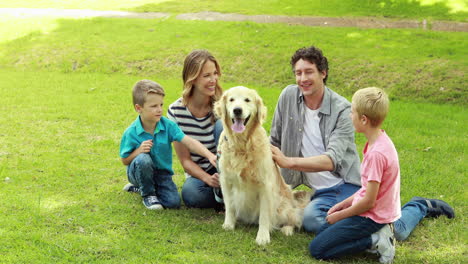 Familia-Con-Perro-En-El-Parque