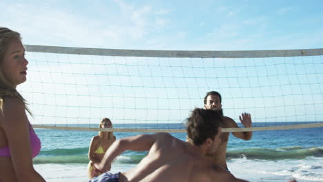 Amigos-Jugando-Voleibol-De-Playa