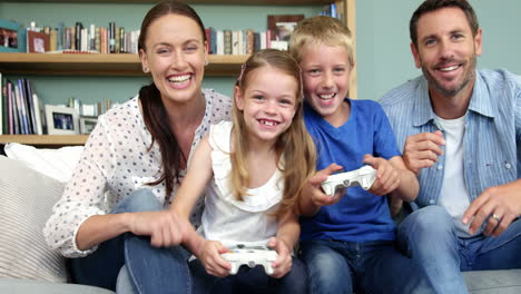 Süße-Familie-Spielt-Videospiele