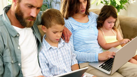 Geeky-family-using-technologies