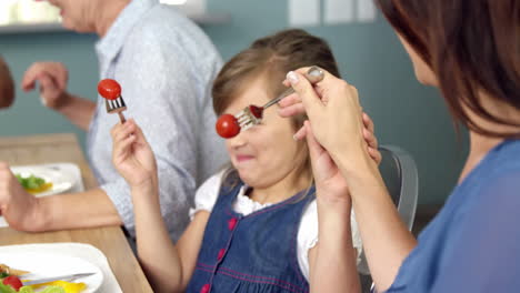 Linda-Madre-E-Hija-Jugando-Con-Tomates-