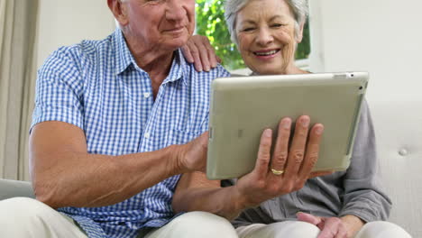 -Senior-couple-using-tablet