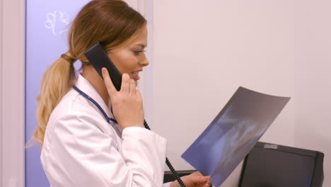 Tierarzt-Spricht-Am-Telefon-über-Ein-Röntgenradio-