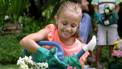 Glückliche-Familie,-Die-Gemeinsam-Im-Garten-Arbeitet-