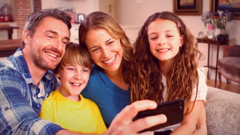 Linda-Familia-Tomando-Selfie-En-El-Sofá