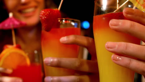 Nette-Freunde-Trinken-Cocktails-Auf-Einer-Party
