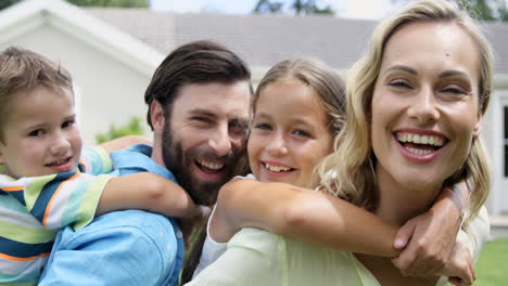 Familia-Feliz-Disfrutando-Juntos