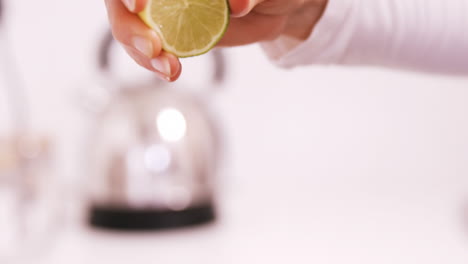 Close-up-on-a-woman-squeezing-a-lemon-on-the-dish